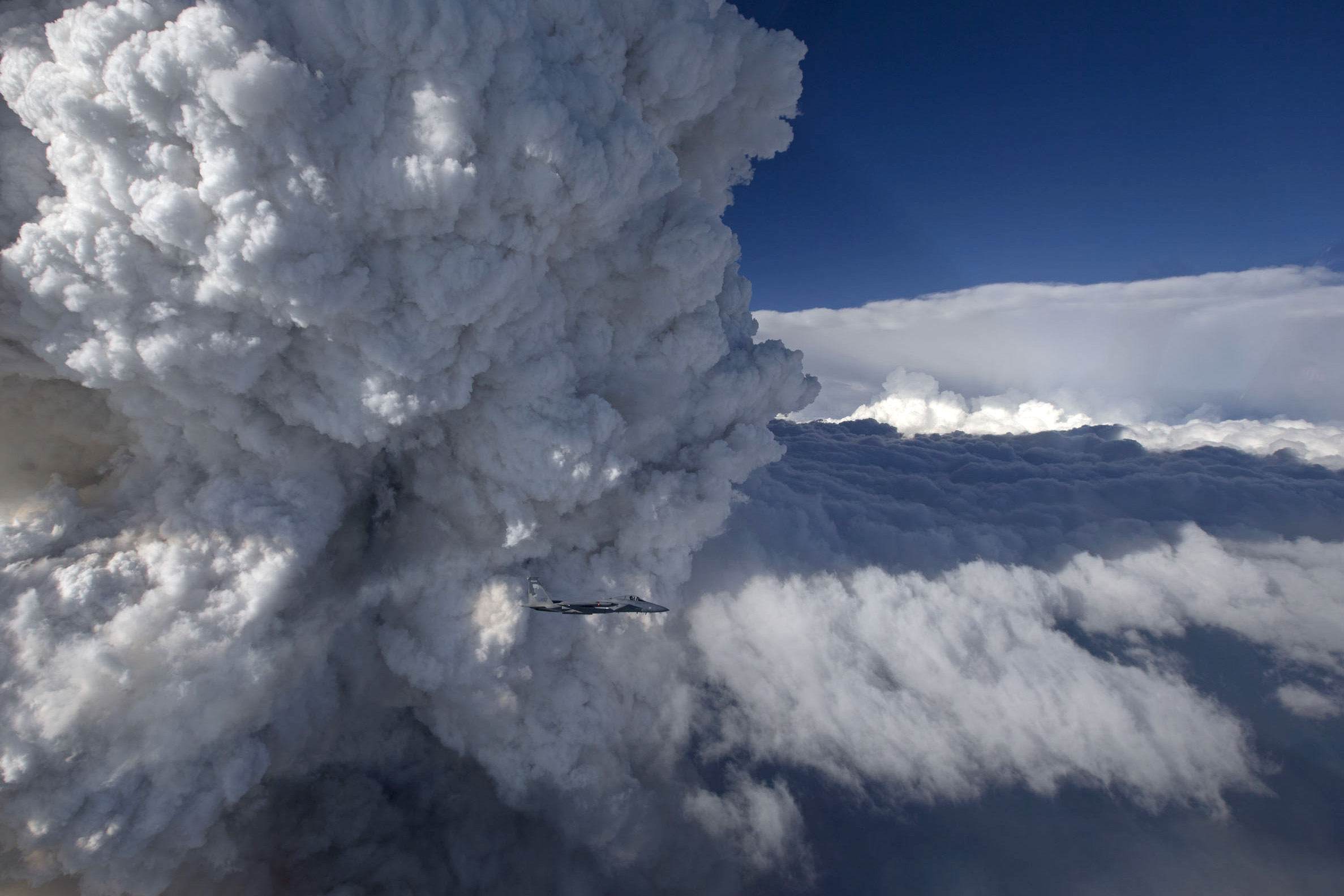 Wildfires can that makes their own weather: A pyrocumulonimbus cloud develops above the Oregon Gulch fire in 2014 as an Air National Guard plane flies past (foreground). 