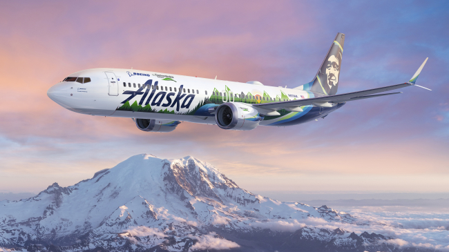 Alaska Air 737-9 flies over Mt. Rainier