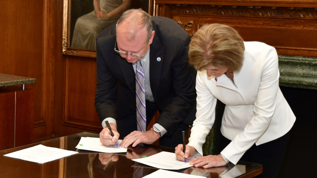 Photo of NOAA’s National Weather Service Director Ken Graham and American Red Cross President and CEO Gail McGovern sign a groundbreaking agreement for disaster preparedness and response, March 10, 2023.