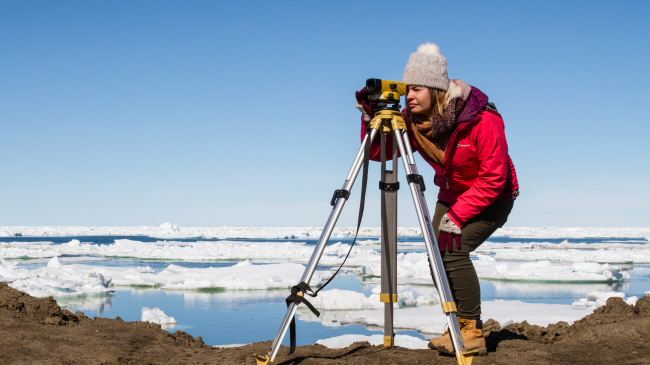 Graduate student Anuszka Mosurska assists with taking measurements for the shoreline community monitoring effort in Utqiaġvik, Alaska. 