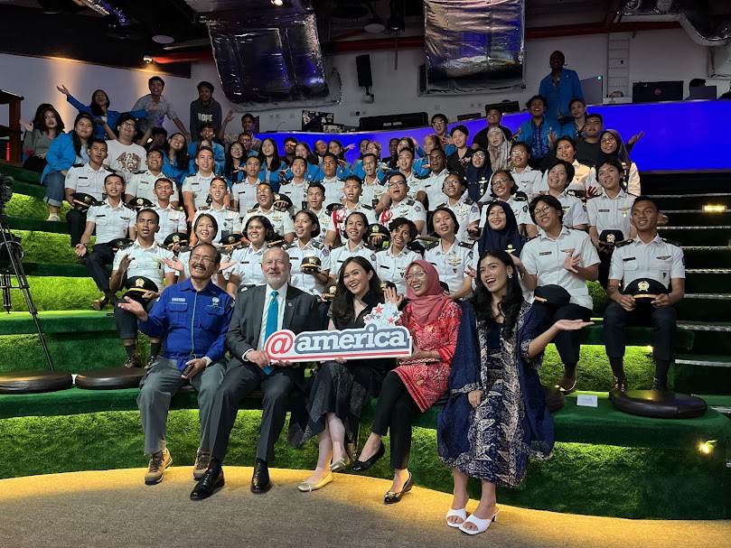 Photo showing Under Secretary of Commerce for Oceans and Atmosphere and NOAA Administrator with university students at an @america event at the U.S. Embassy in Jakarta.