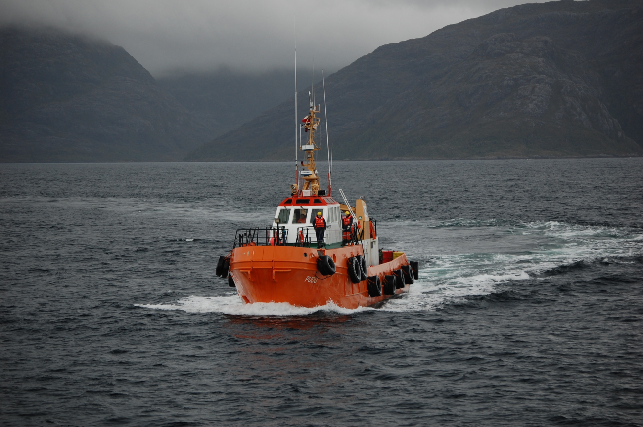 The pilot boat PUDU approaching the NOAA Ship RON BROWN in the Strait ofMagellan