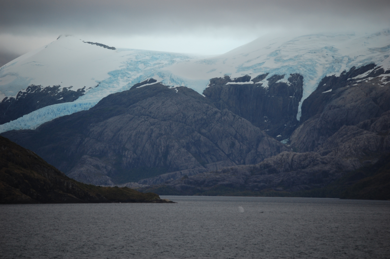 Glaciers, humpback whales and stark bare rock accentuate the grandeur of theStrait of Magellan