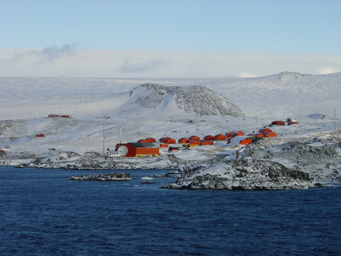 A base camp for observing penguins and marine mammals as well as otherscientific observations