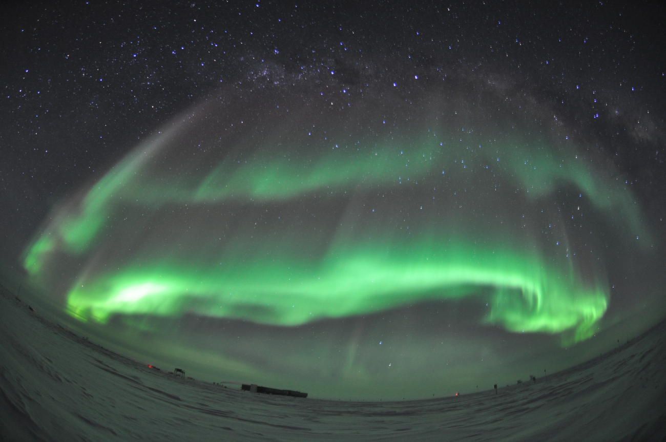 Spectacular aurora australis seen at South Pole Station