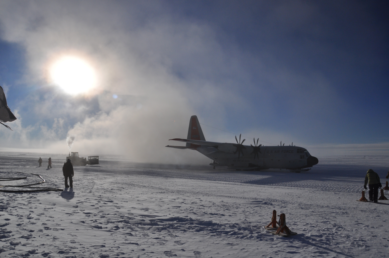Last flight leaving South Pole Station in fall