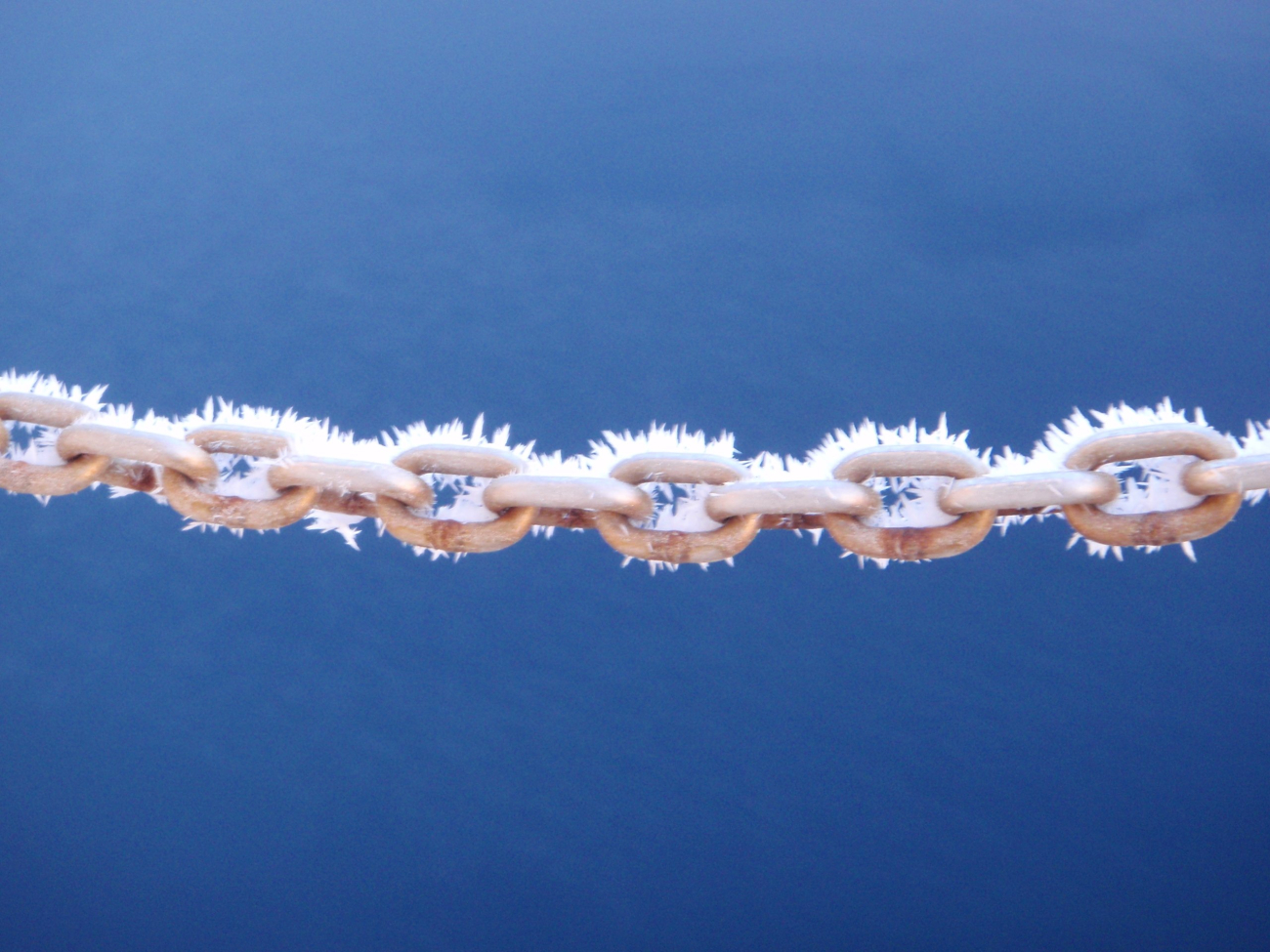 Rime ice on chain and metallic surfaces