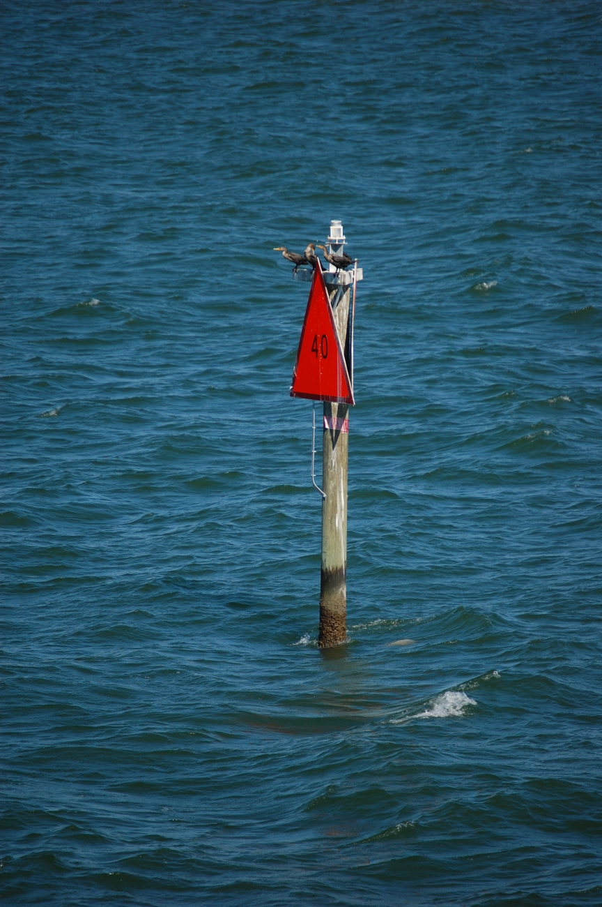 Daymark indicating keep aid to starboard when returning from sea