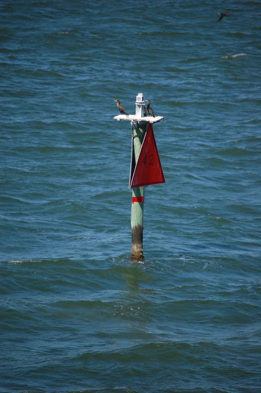 Daymark indicating keep aid to starboard when returning from sea