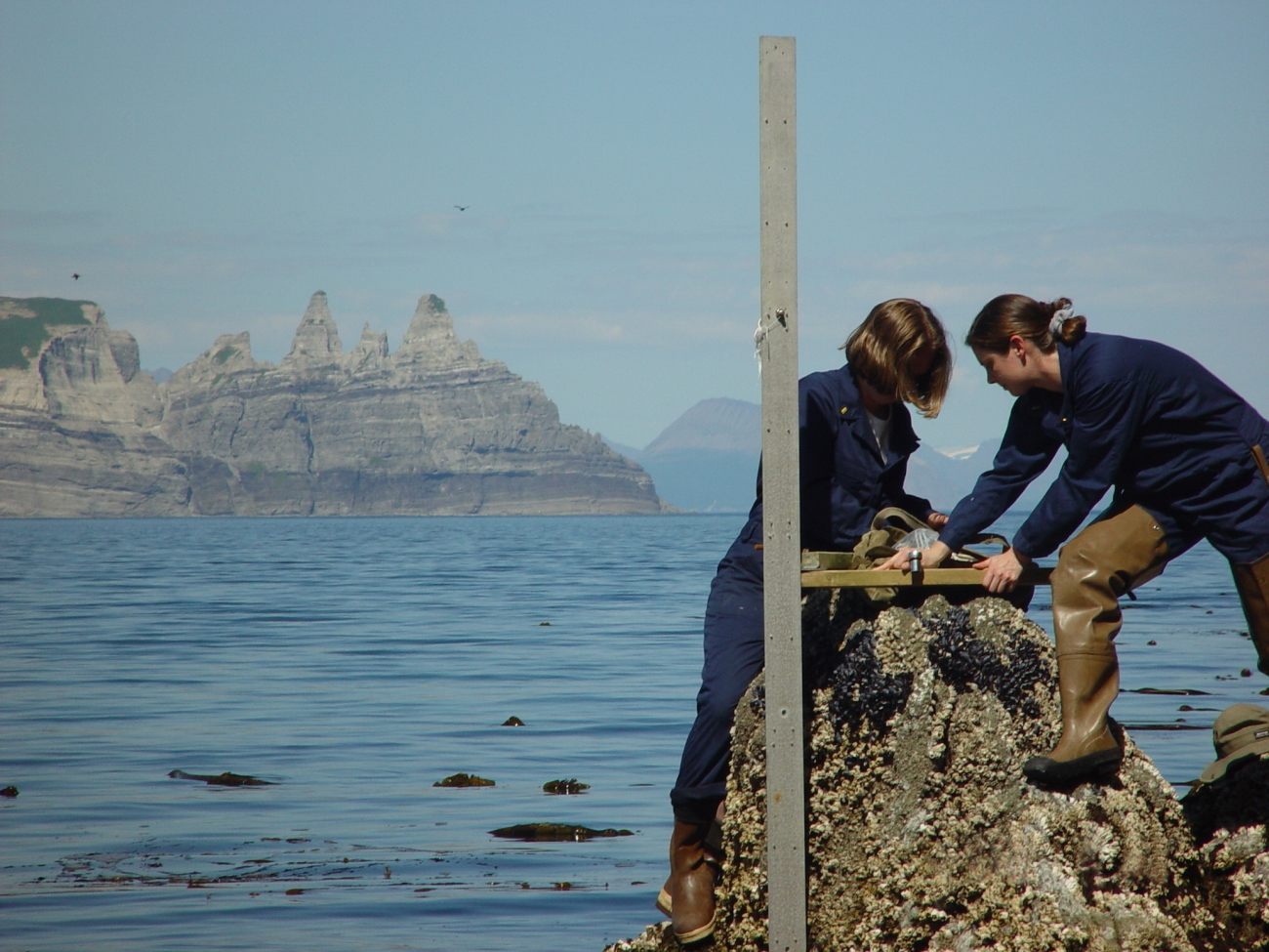 Installing a tide gage near Castle Cape