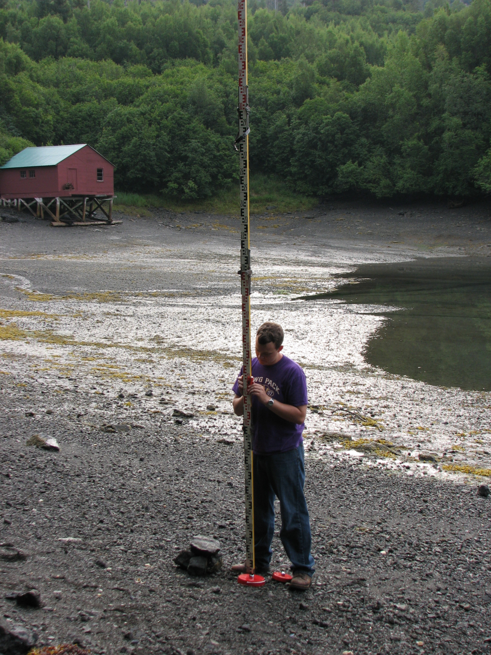 Maintaining the level rod in a vertical orientation during tide gage levelingat a quiet cove at low tide