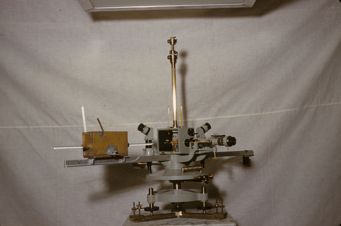 Observatory magnetometer Ruska type