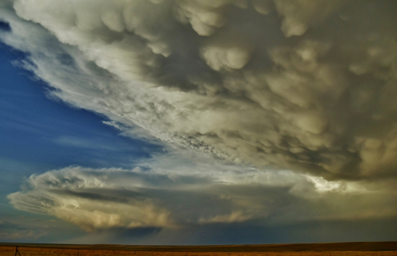 Supercell thunderstorms (including mammatus under a back-sheared anvil)