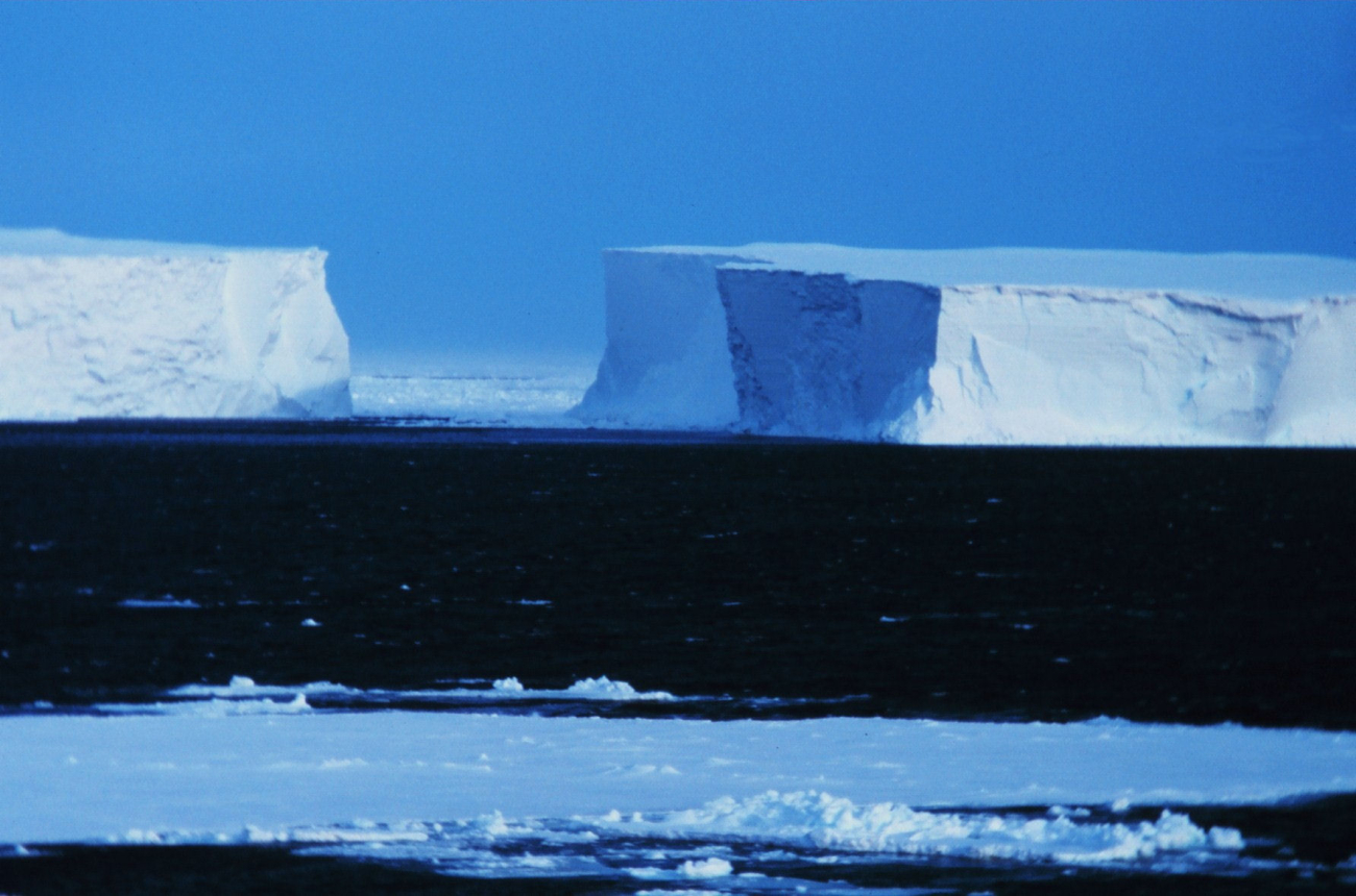 Large tabular icebergs grounded in the Ross Sea