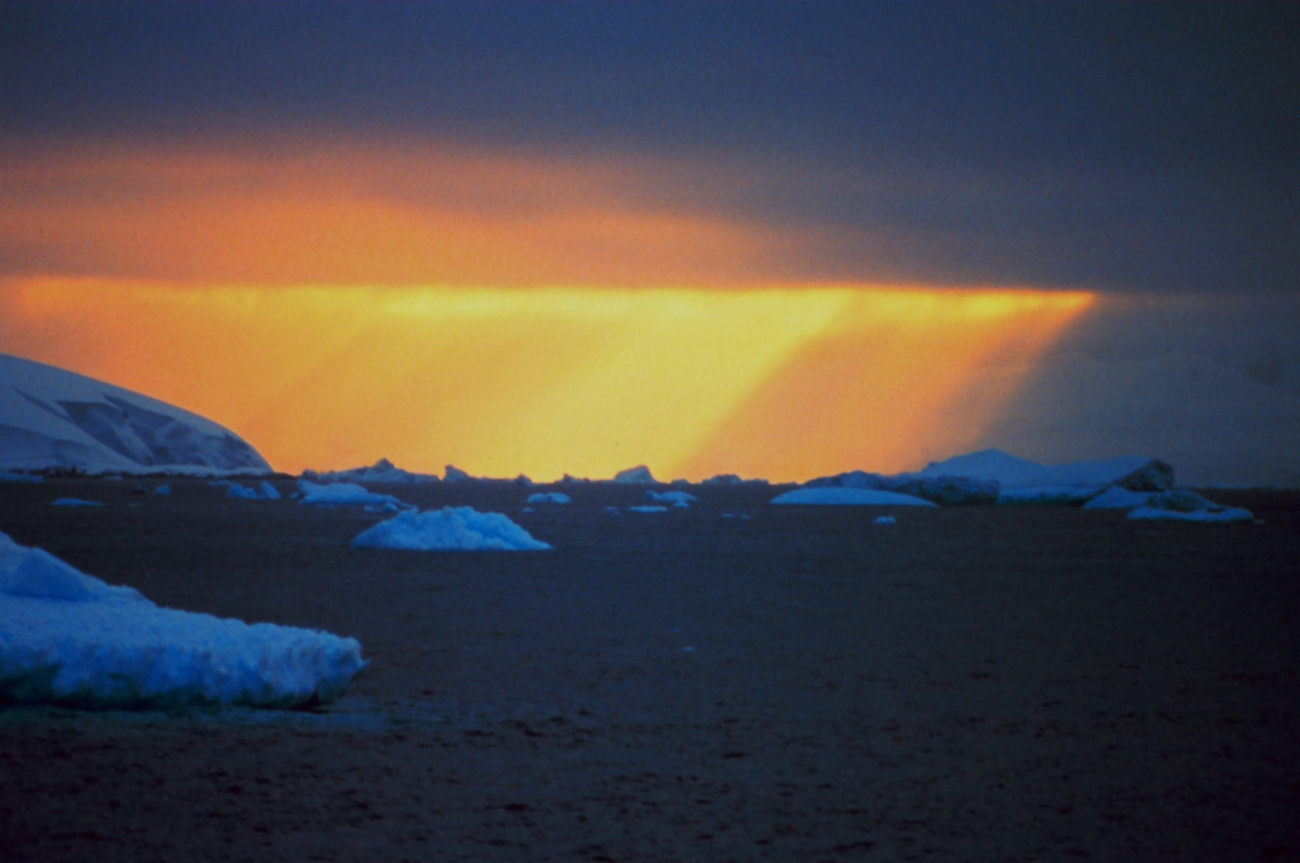 Crepuscular rays illuminate half the sky - Antarctic sunset