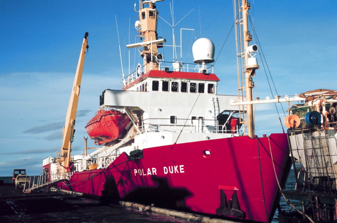 The POLAR DUKE, a vessel that crushes ice with a strengthened hull