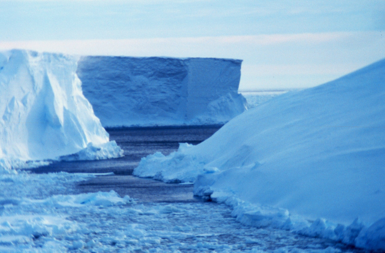 Icebergs grounded on Pennel Bank