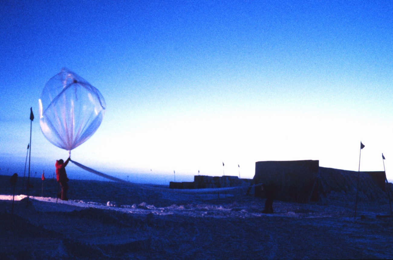 Launching an ozonesonde