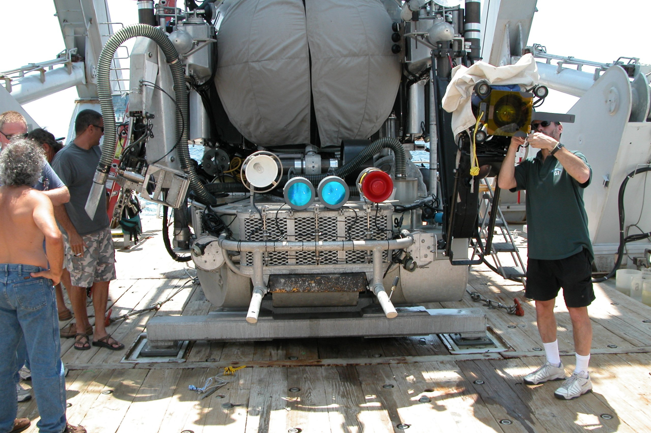 To make fluorescent observations, the Johnson-Sea-Link is modified byplacing blue filters on the submersible's two 400 W HMI lamps