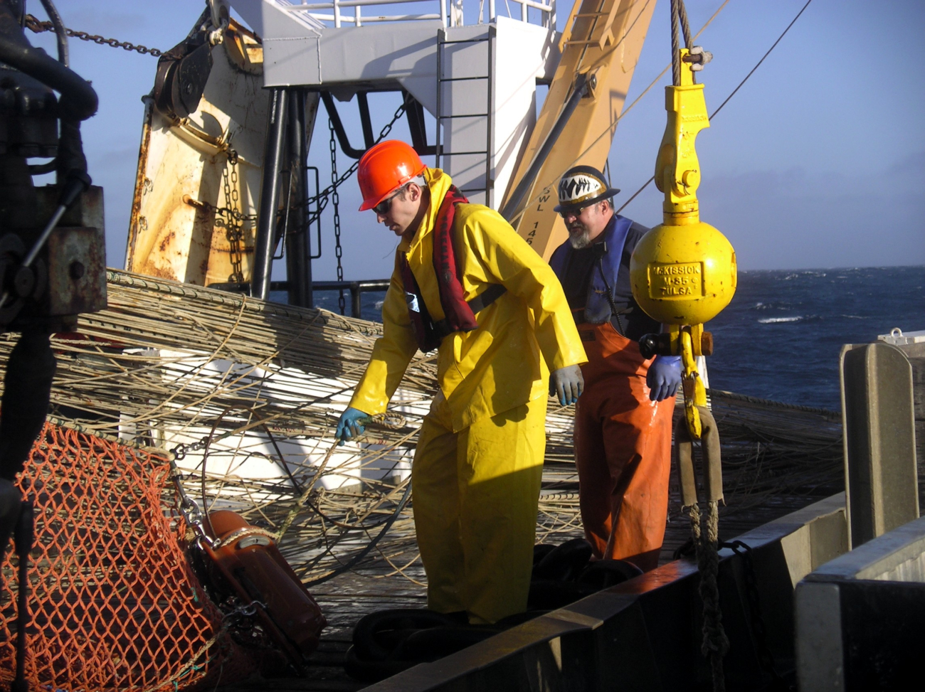 Net sensor on head rope of mid-water rope trawl