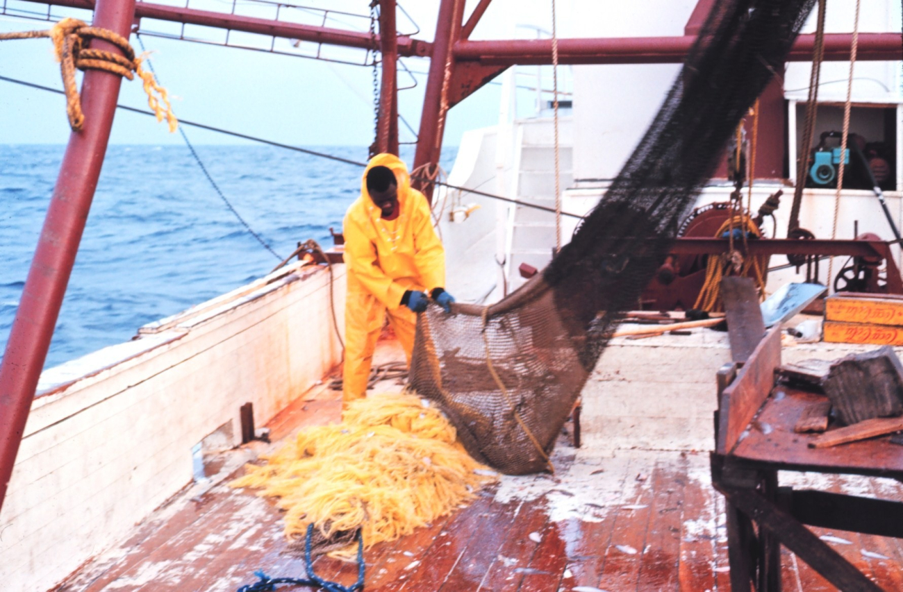 Emptying the net prior at the end of a trawl run