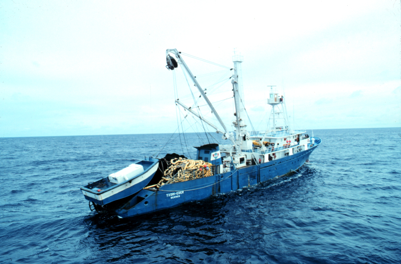 The Spanish tuna purse seiner F/V TXORI-EDER in the western Indian Ocean