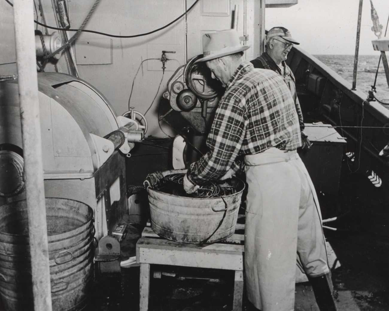 Coiling line on FWS research vessel OREGON - long-lining for tuna
