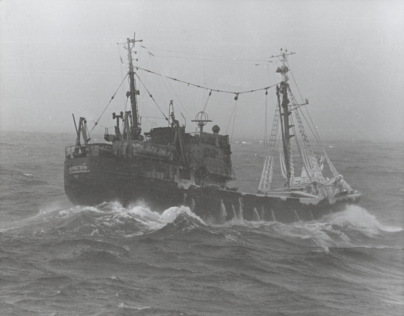 Soviet SRT KOROSTEN laboring in heavy seas