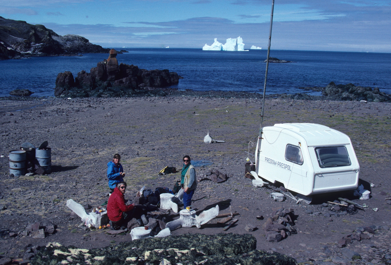 A makeshift field camp at King George Island