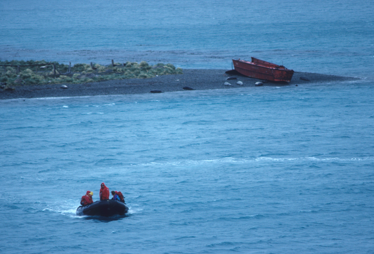 An AMLR small boat makes its way toward the Seal Island field station fromthe nearby R/V Surveyor