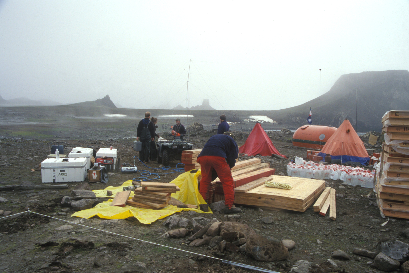 AMLR scientists build the Cape Shirreff field camp
