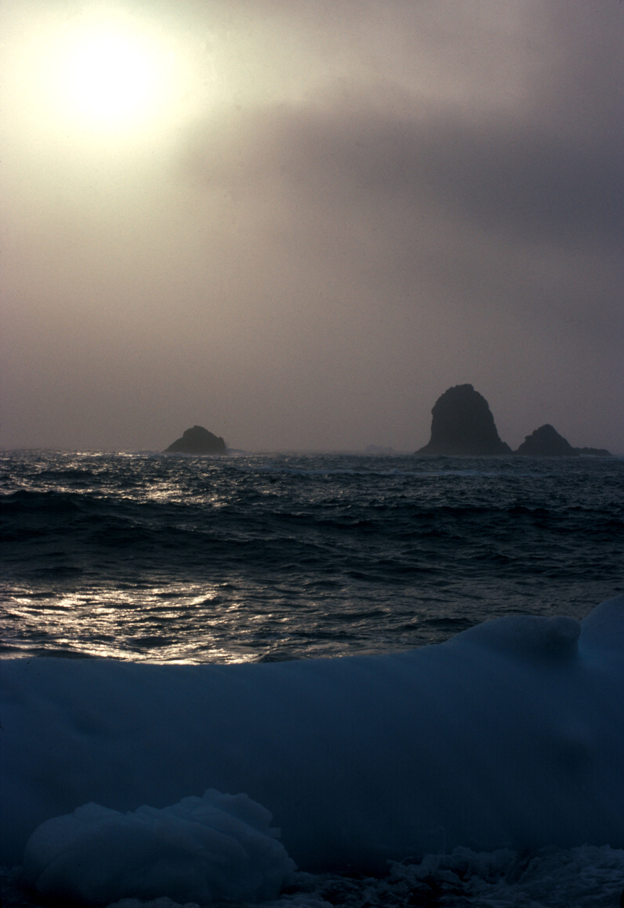 An icy Antarctic seascape