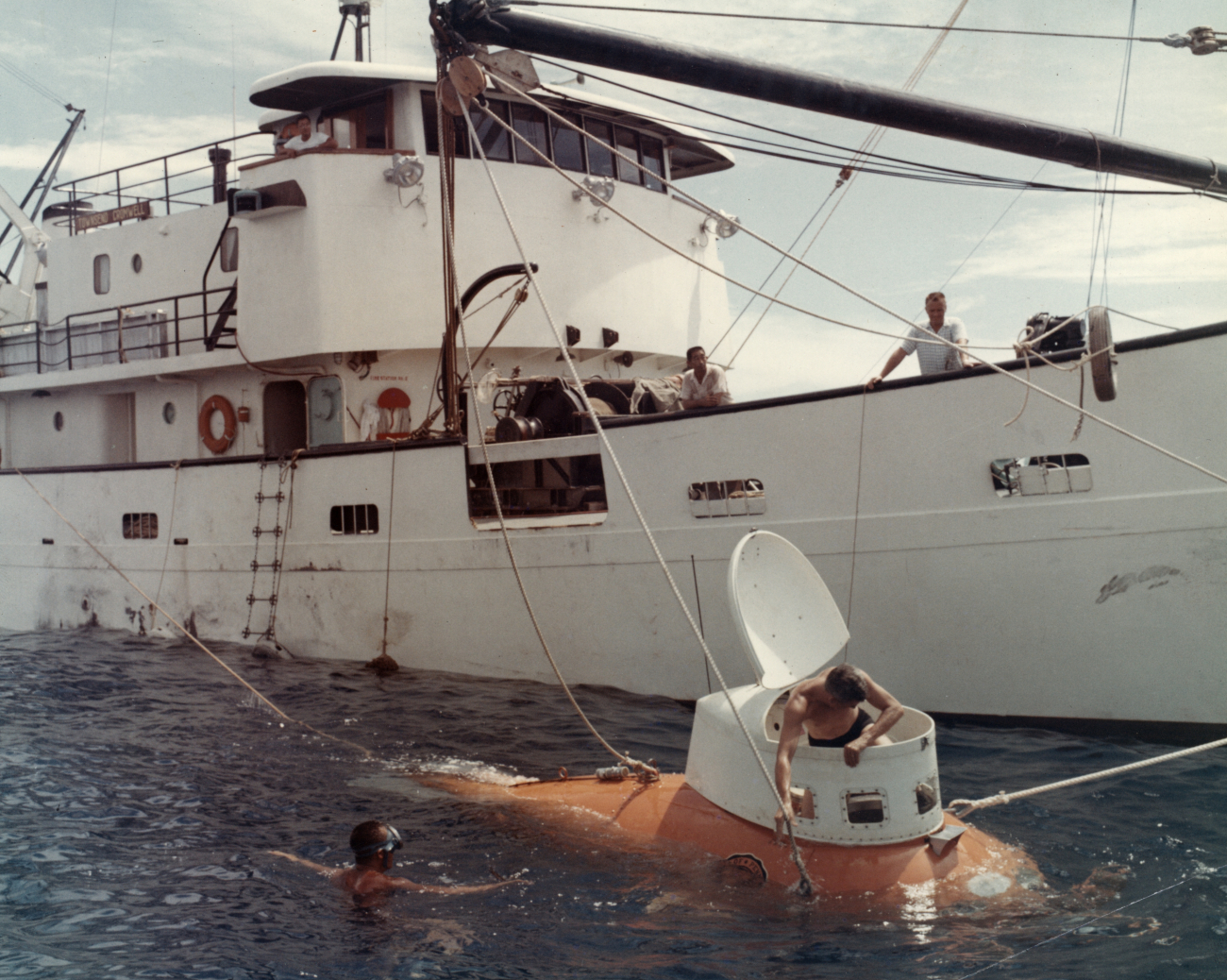 The two man submersible ASHERAH operating with the BCF vesselTOWNSEND CROMWELL in Hawaiian waters