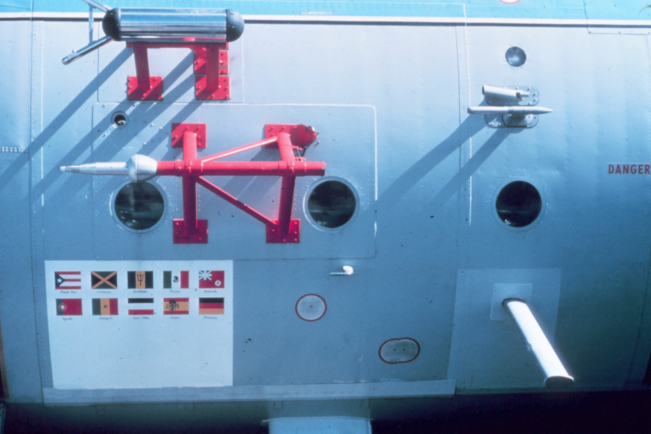 Fuselage-mounted sensors on NOAA C-130 N6541C