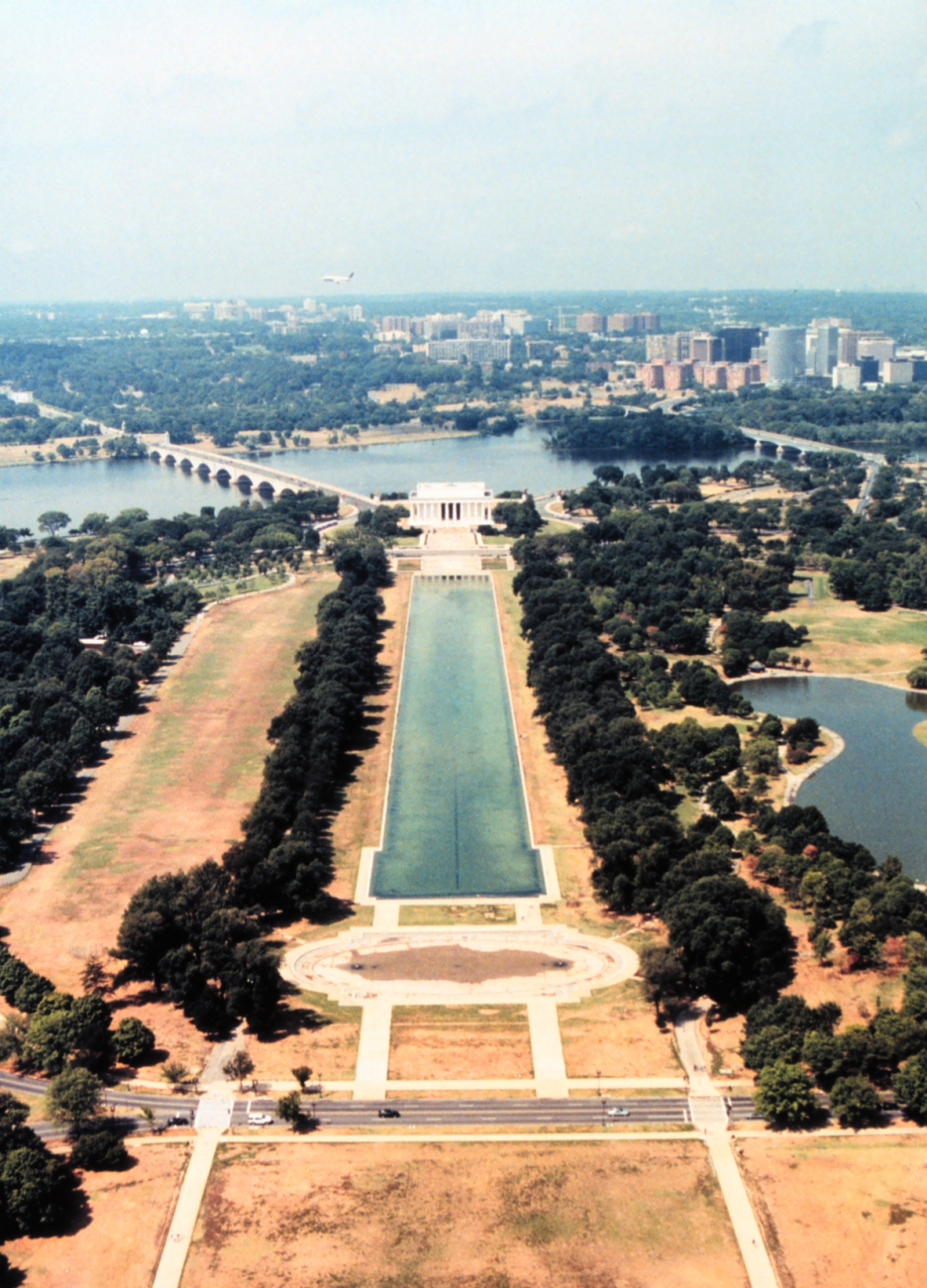 Looking west from atop the Washington Monument to the Reflecting Pool andthe Lincoln Memorial