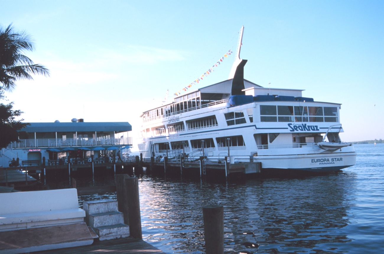 A dining/casino boat that operates out of Snug Harbor