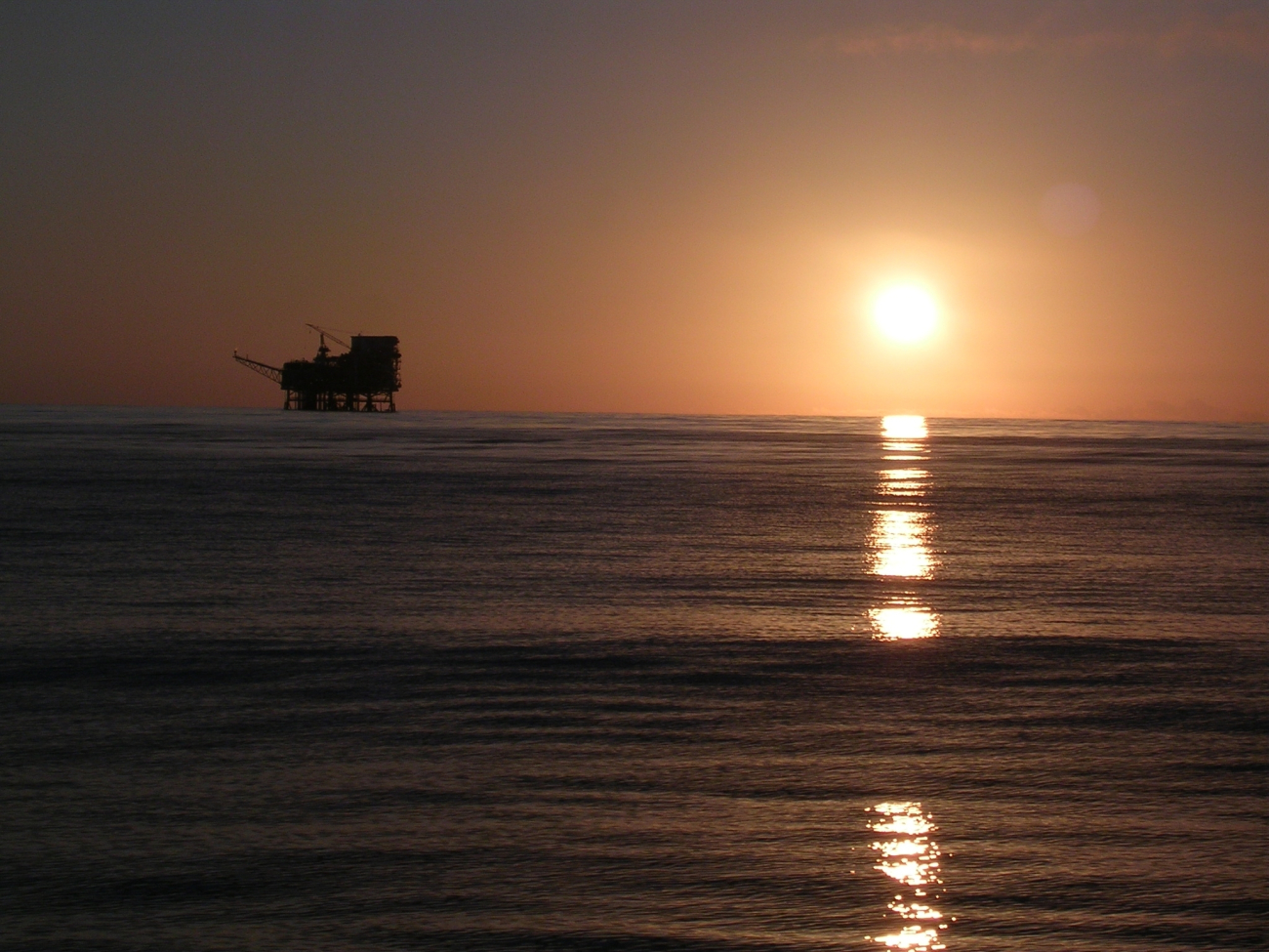 Sunset with an oil rig off Southern California as viewed from the contractfishery research vessel AGRESSOR