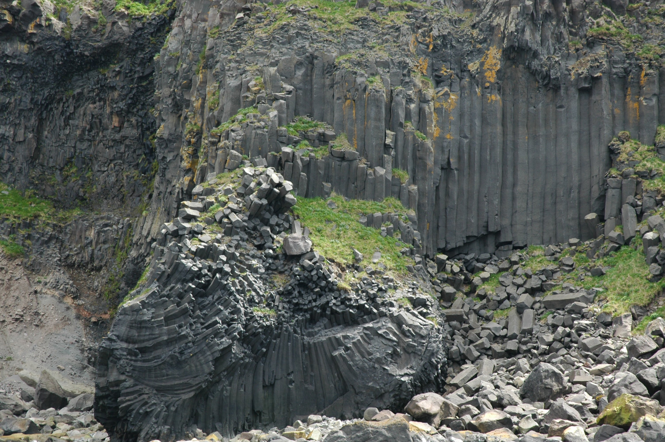 Spectacular outcropping of columnar basalt at Driftwood Bay