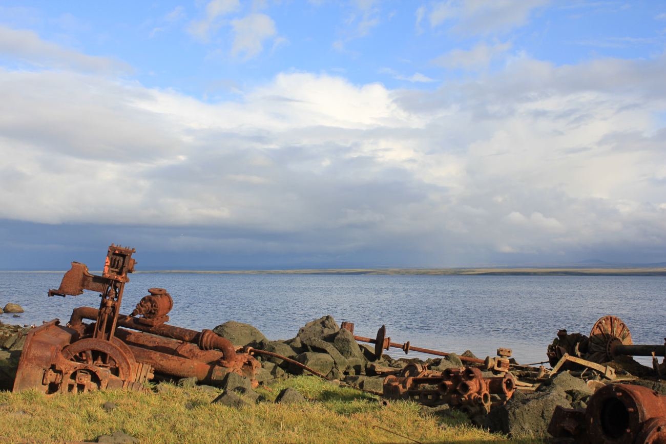 Piping and machinery of derelict Yukon River steamers
