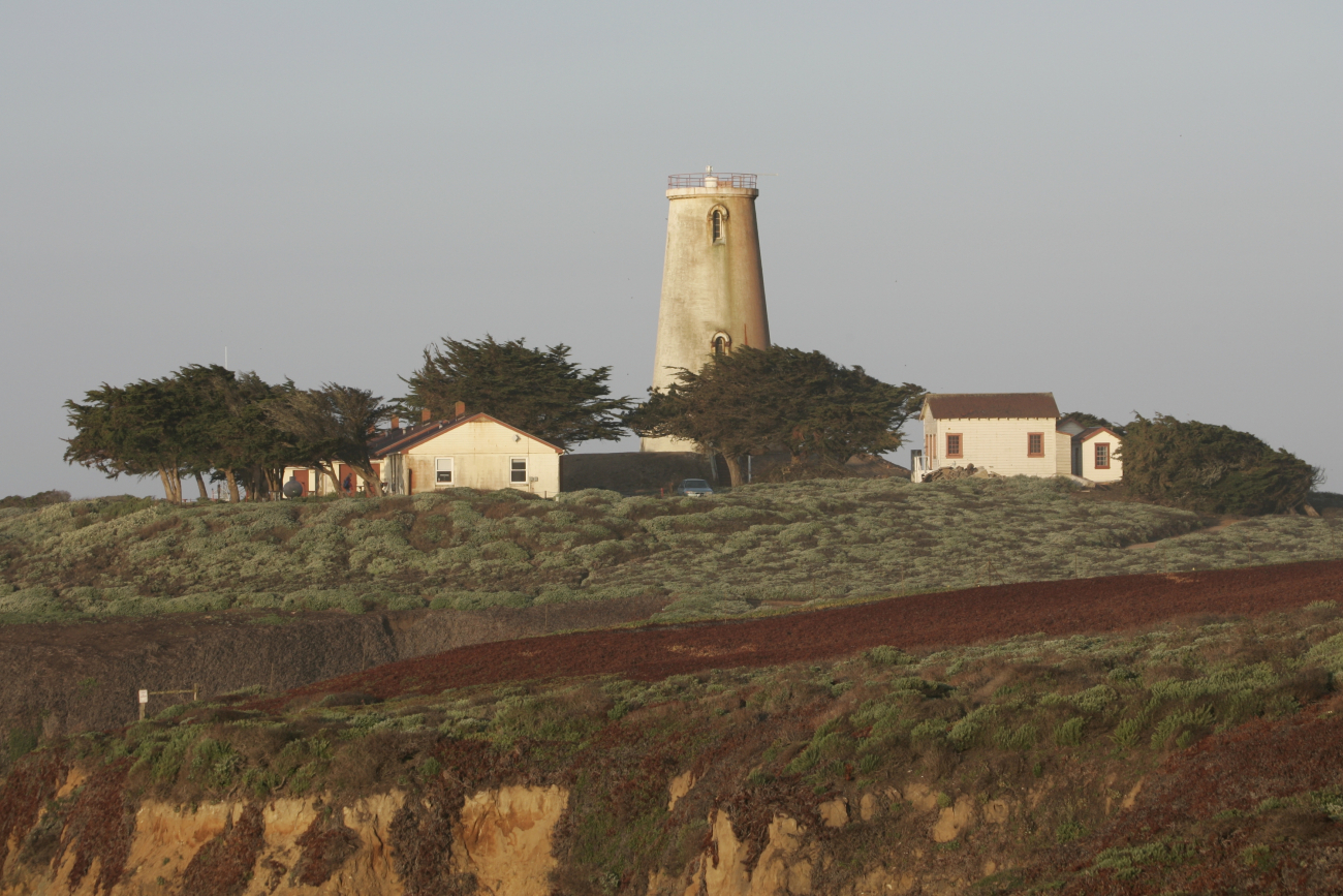 Pre-restoration appearance of the Piedras Blancas lighthouse