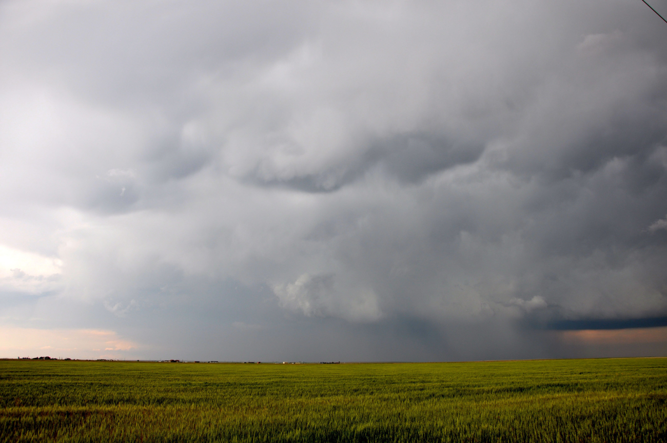 Supercell thunderstorm over the prairie