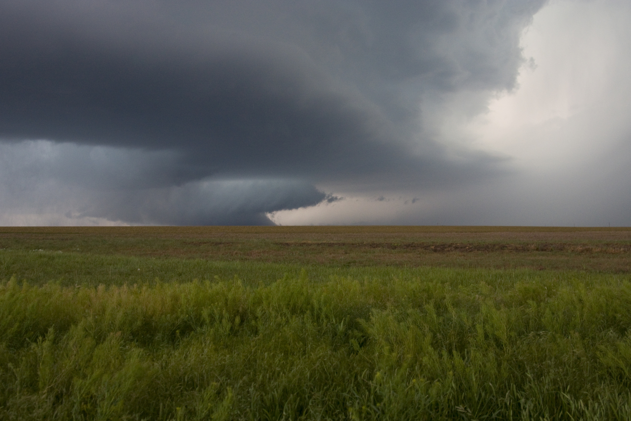 Intense updrafts produce a rain-free cloud base in a supercell thunderstorm