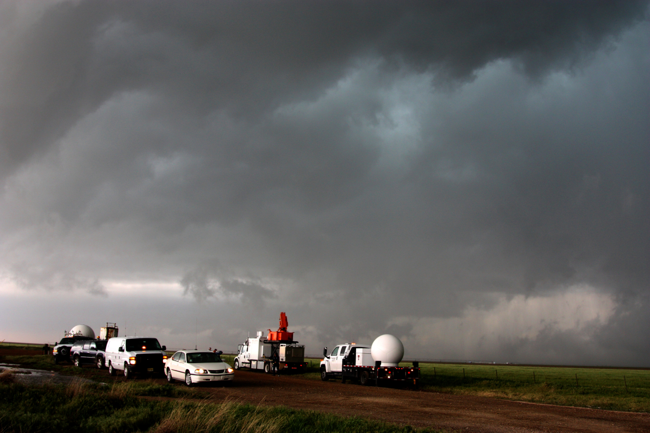 A fleet of VORTEX2 vehicles tracks a supercell thunderstorm near Dumas