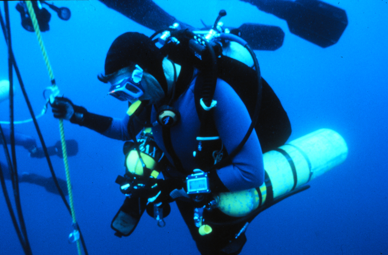 Technical diver, using mixed gases to dive to 60 meters, decompresses
