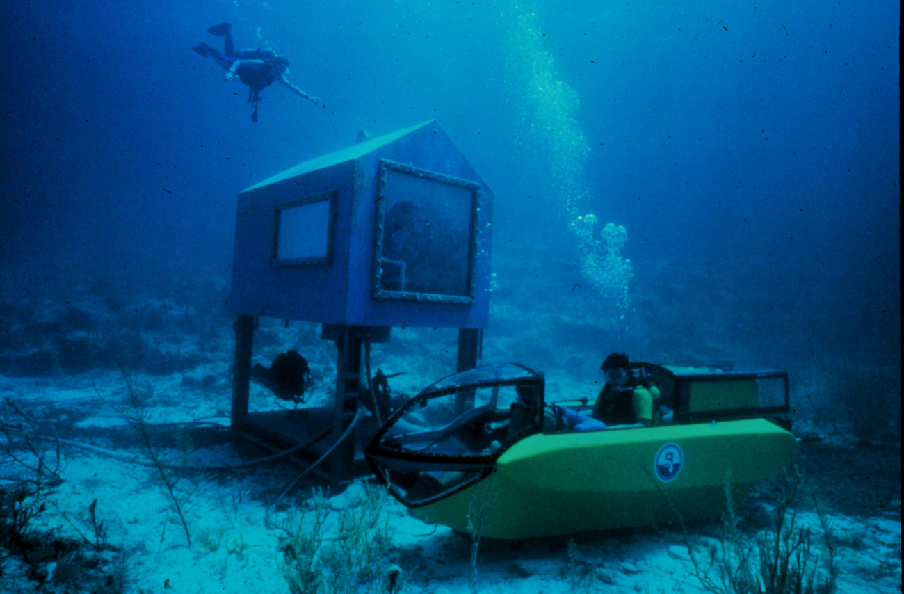 Perry wet sub and mobile habitat (MOHAB) off Lee Stocking Island