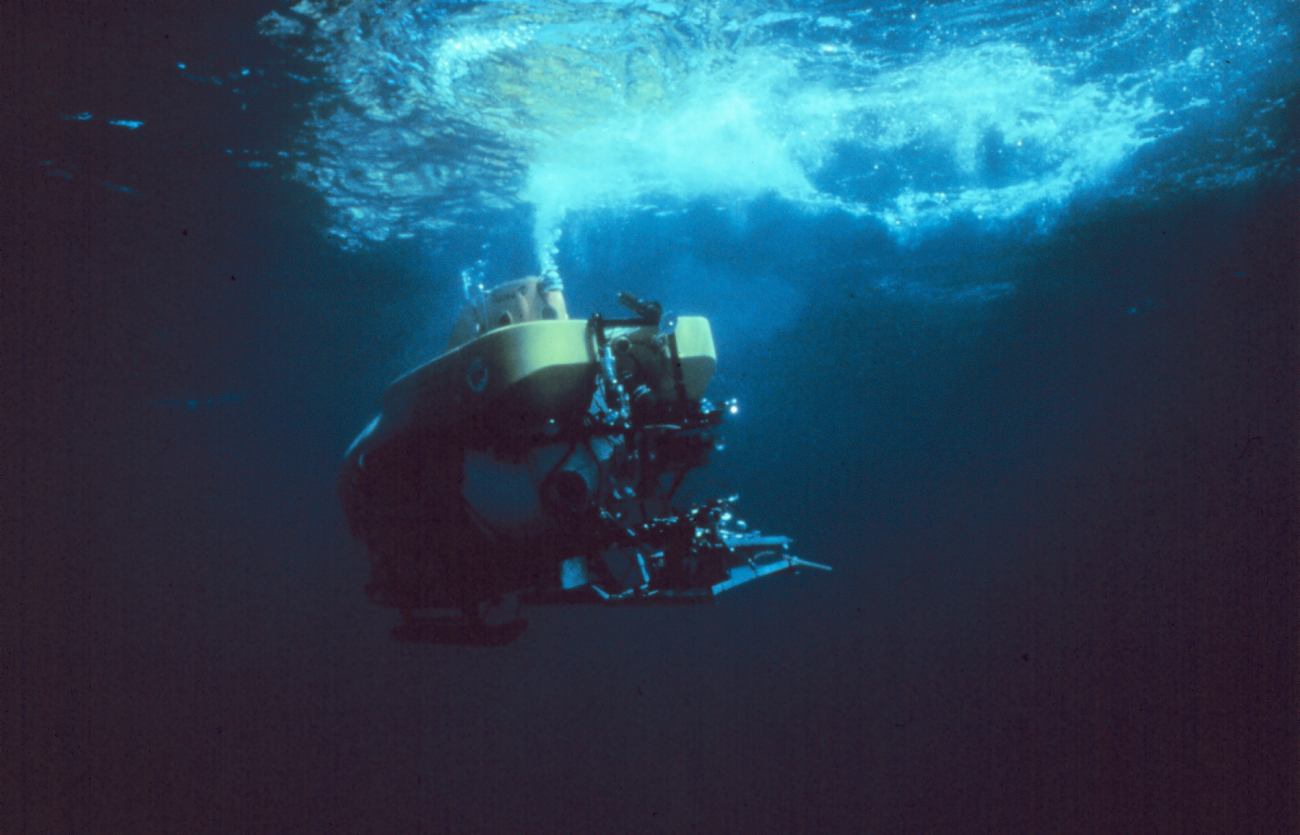 Pisces V prepares to dive to 2,000 meters off Hawaii