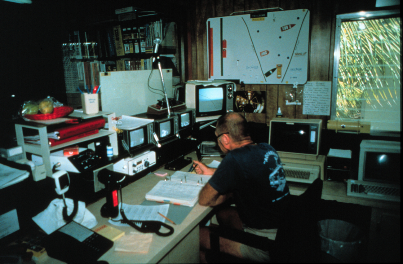 Doc Schane communicates with AQUARIUS aquanauts during decompression