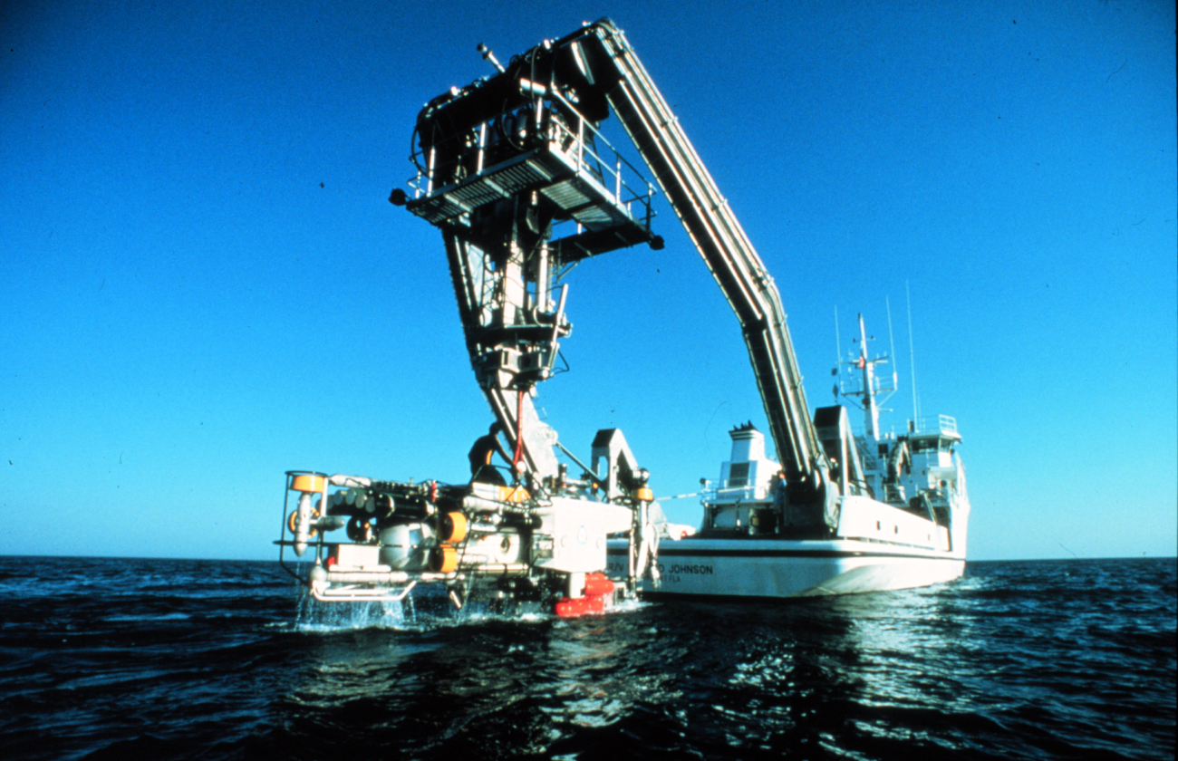 Harbor Branch Oceanographic Institute's R/V Seward Johnson and JSL sub