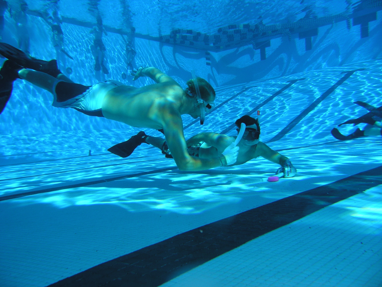 Underwater Hockey is a training routine for NMFS-PIFSC Debris Divers tobuild teamwork and breathe hold capability