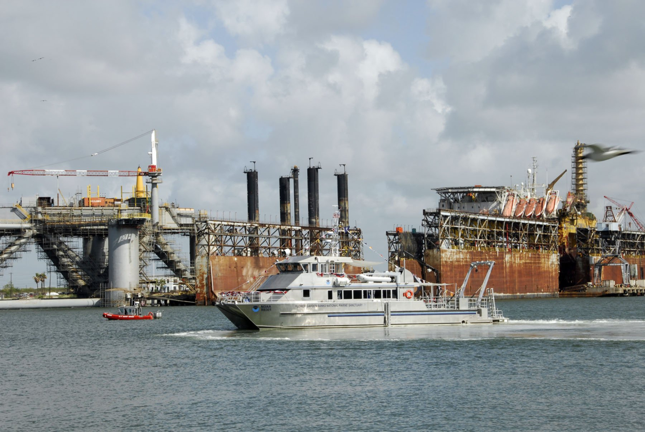 The MANTA underway doing a 360 off Pier 21 Galveston